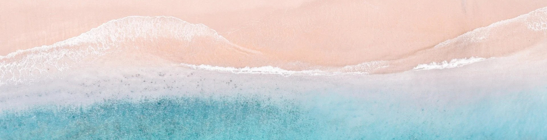 Vague turquoise et sable, vue de dessus